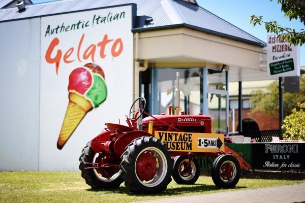 Ancien tracteur devant restaurant