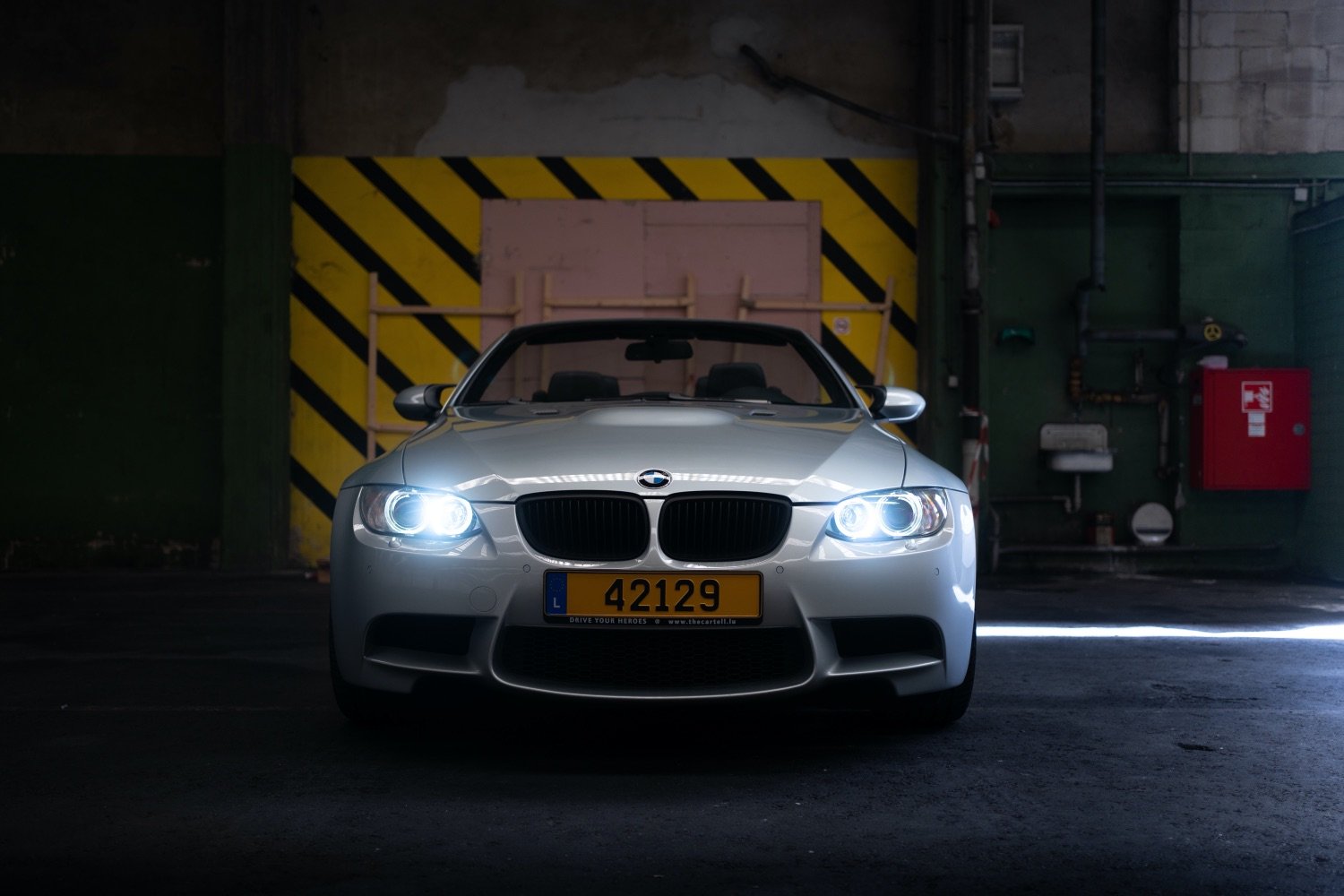 Alyssa – BMW M3 E93 – front in the dark warehouse – photo by Fares Hammoud